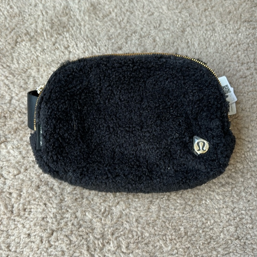 NWT lululemon Everywhere Belt Bag Fleece in Black / Gold